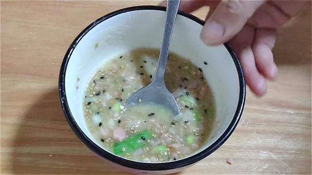 玉米面饼这样做，加多一种材料，口感丰富，吃着蓬松柔软，真香