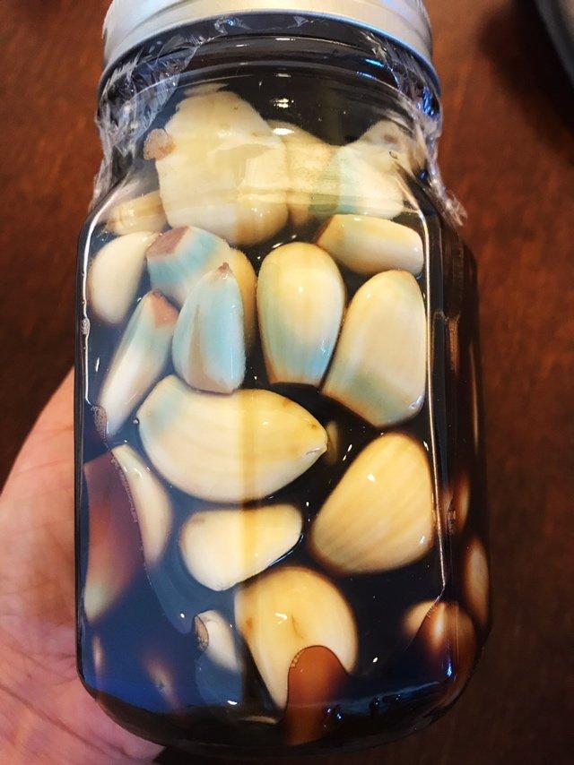 腌腊八蒜，只加醋不对！多做2个步骤，3天变绿，脆爽开胃又解腻