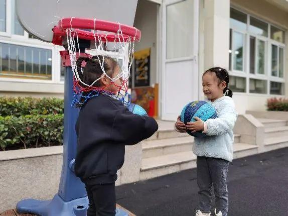 积木撒一地/两个人蹲一个桶里...快来看孩子的100种模样