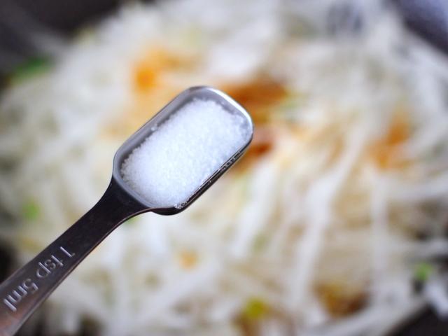 1根萝卜，1碗虾皮，洗一洗炒一炒，就能做成一道全家爱吃的小炒