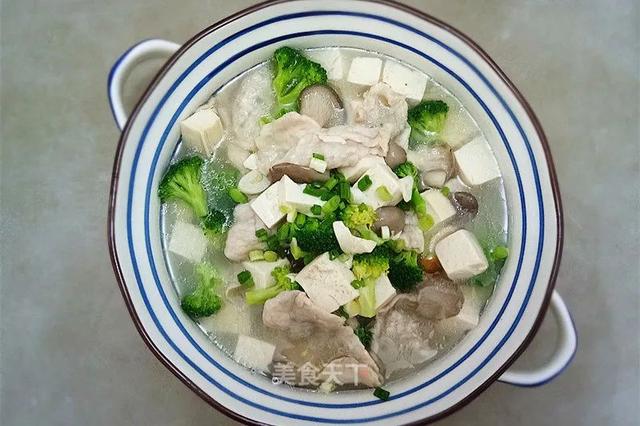 菌菇豆腐肉片汤：口感清淡鲜美，老少皆宜