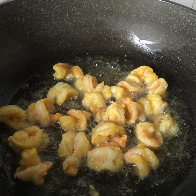 金沙虾，一个鲜字说不完，一口咬到底，才知道外酥里嫩是什么意思