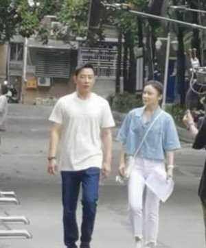 桃气十足|39岁罗晋近照曝光，身材五五分，大肚腩藏不住，真成中年大叔了