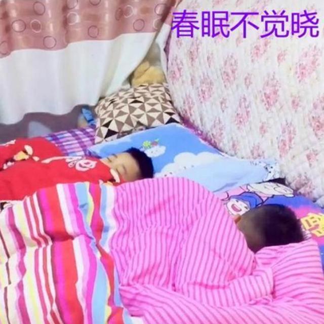 「天使宝贝」2岁妹妹替睡懒觉的哥哥上网课，下课后还帮忙做作业，胆大心细