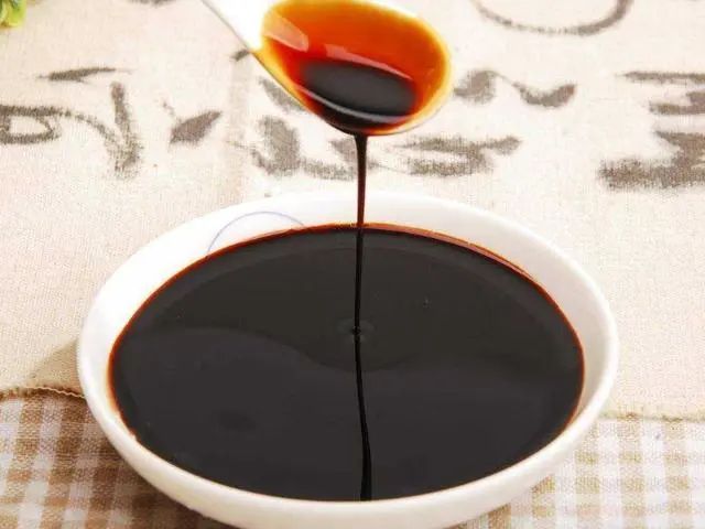 【暖先生格调】生抽、老抽、味极鲜和酱油有什么区别，你都用对了吗？涨知识了