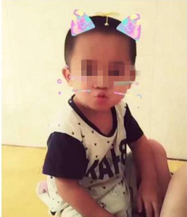 【超级宝妈】5年前男婴吃奶时咬疼妈妈，被妈妈划伤脸蛋，现在的他怎样了？