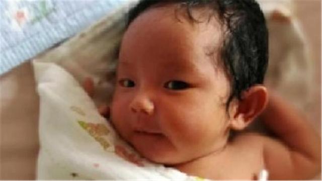 猫绘秋|从小睡枕头和不睡枕头的孩子，长大后有什么区别？差距不是一点点