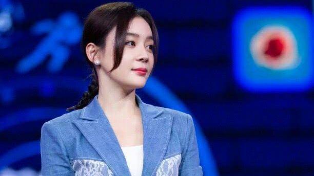 袁姗姗捏文物姿势让周震南着急,淡定回应,将黑红路线贯彻到底?|资讯早知道