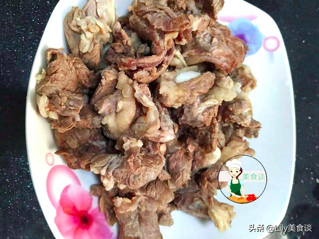 冬天吃牛肉好处多，牛肉这么炖，味道实在太棒了，快给家人炖一锅