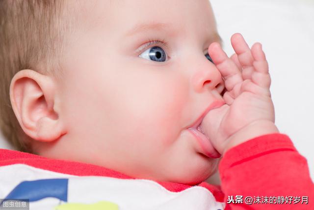 超级宝妈▲同样是吮吸手指，但婴儿和幼儿年龄不同，自然要区别对待哦