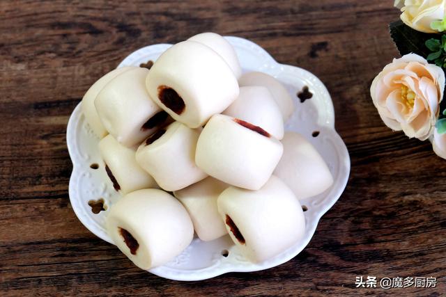 用豆沙和面粉蒸一盘豆沙卷，早餐吃它最美味，一口一个又香又甜
