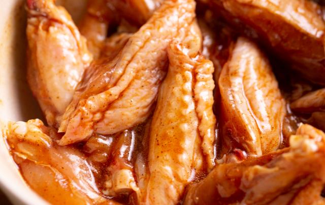 蜜汁小鸡翅，又一个好吃到嗦手指的鸡翅做法，比可乐鸡翅香多啦