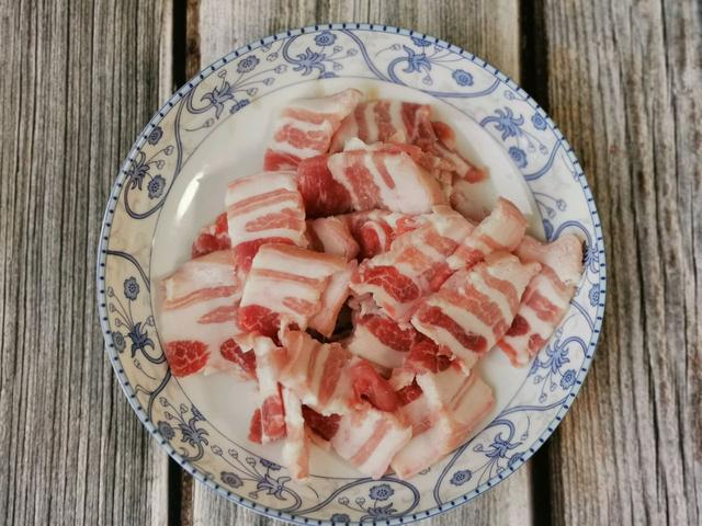 五花肉烤着吃味道更香，肥而不腻，咬一口满嘴的肉香，太过瘾了