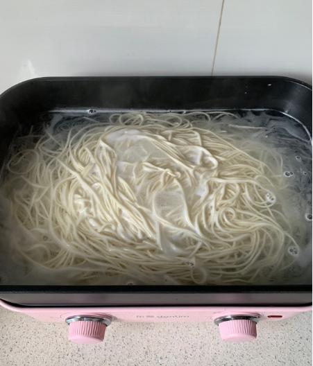 蔬菜放久了不知道怎么处理？试一试这个杂蔬炒面，饭菜一锅出