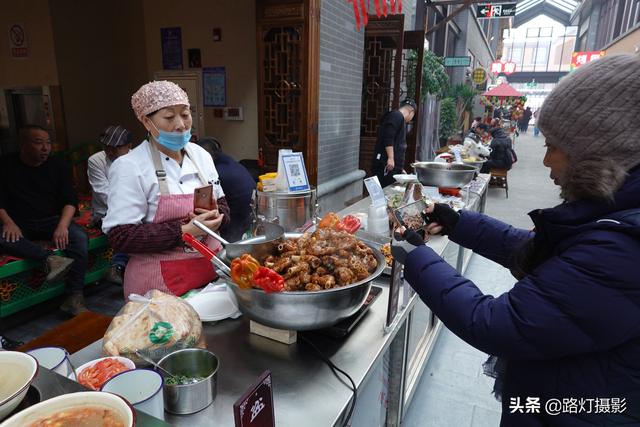#趣旅游#乌鲁木齐南山脚下的美食街,与成都宽窄巷子是“姊妹”,你去过吗