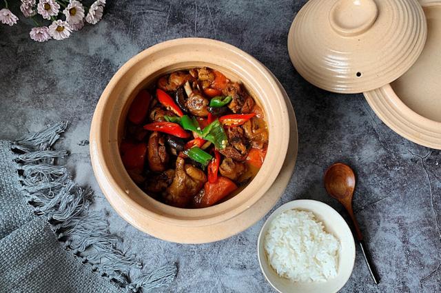 炖鸡时放哪几种香料？大厨：用“它”就够了，鸡肉鲜嫩无腥味