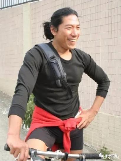 鹿畔阳光|56岁张耀扬须发皆白，再无乌鸦哥帅气形象，眼神犀利霸气依旧