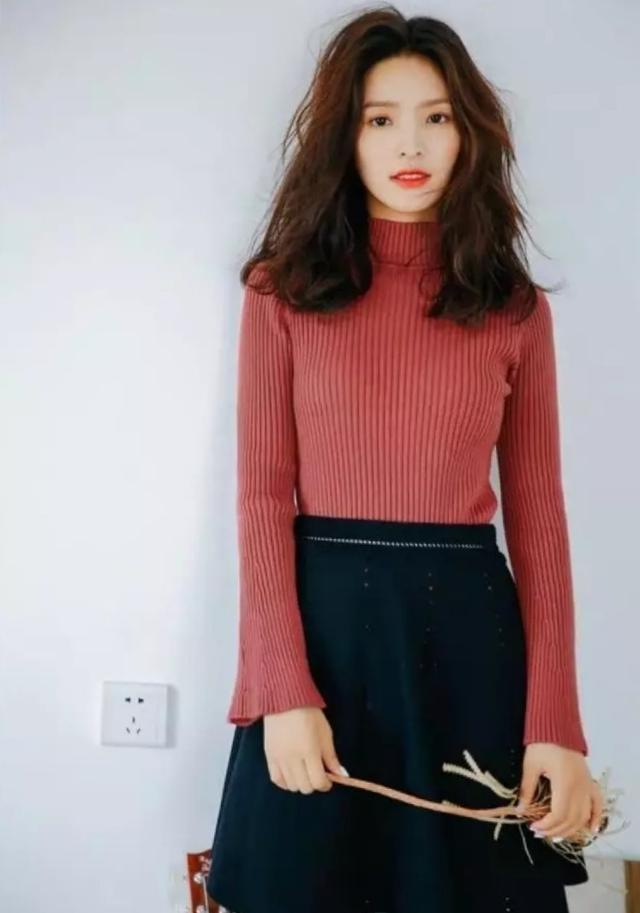 最时尚章若楠果然是甜甜的街拍女孩，针织上衣配短裙，美丽笑容甜到心