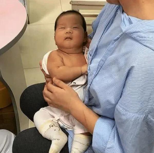 【超级宝妈】孩子起名叫“姜林”可护士失误打错名字，母亲看到后却喜笑颜开