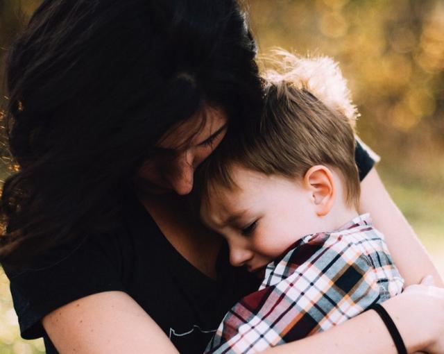 “整天就知道钱啊”，儿子对妈妈的怒吼，反应了如今的现状