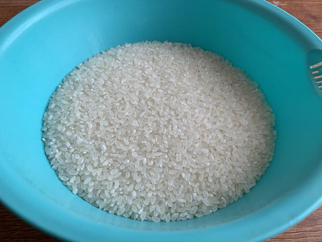 蒸大米时，记住“2放3窍门”，米饭又香又软，粒粒分明