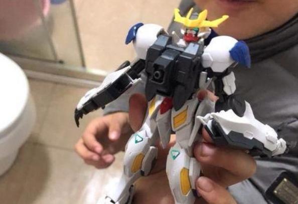 超级宝妈：“就这塑料玩具，还讹钱？”熊孩子弄坏10万手办，父母耍赖拒赔偿