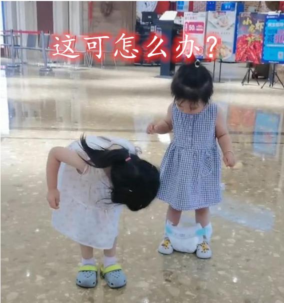 一家四口儿|萌娃逛街“节操”掉一地，同行小伙伴一脸嫌弃，过来人：兜不住了