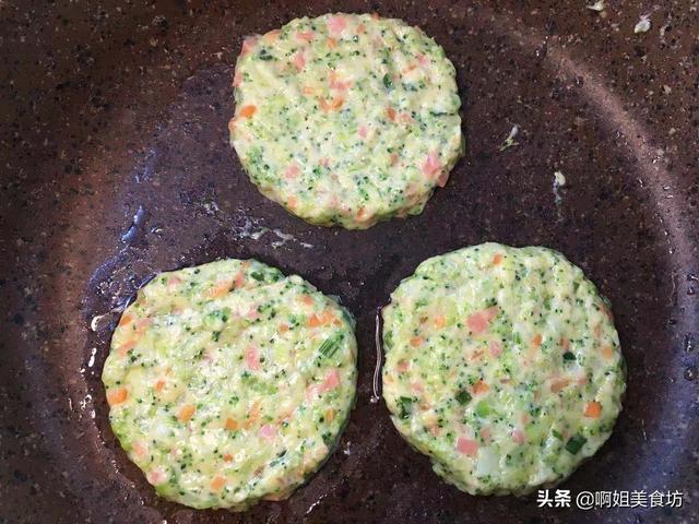 西兰花里加两个鸡蛋，简单一做，营养美味，5分钟搞定早餐