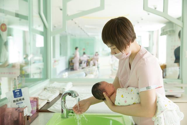 彼岸小姐|吉林大学第一医院母婴保健护理中心程德强：宝宝洗澡的注意