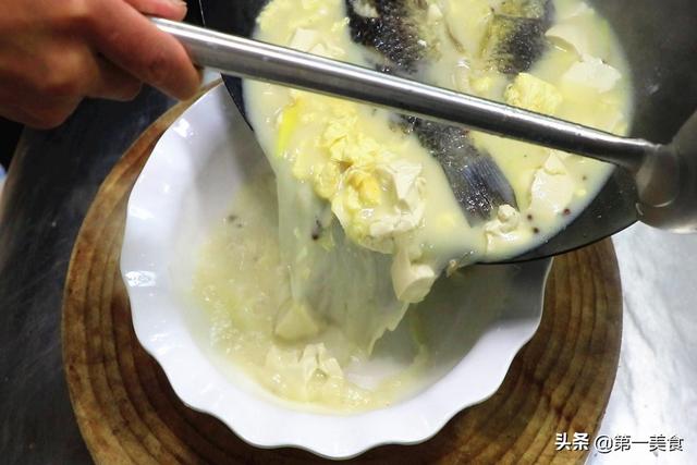 吃天下：月子必备的下奶神器——鲫鱼豆腐汤，再也不用为孩子吃不饱而烦恼