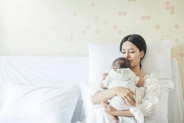 幸福的小调|第一次给宝宝喂奶，初乳看上去“脏脏的”，究竟能喝吗？