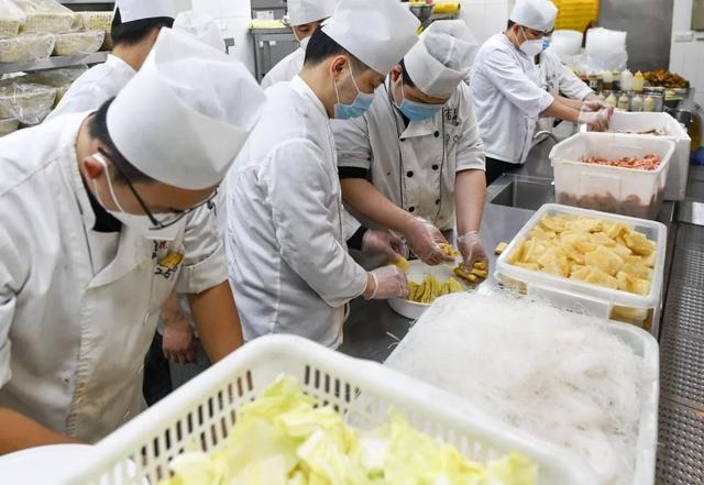 年夜饭|大厨忙得脚打后脑勺，“全家福”年夜饭摆上千家万户餐桌