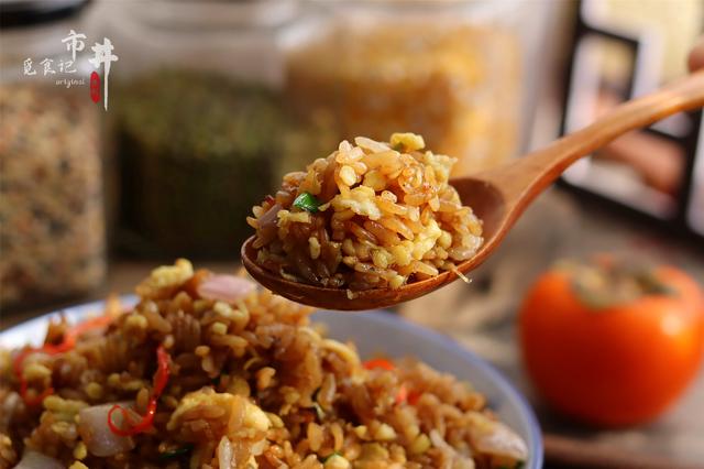 做蛋炒饭，记得“软炒”鸡蛋，每一勺米里都有蛋花，松软颗粒分明