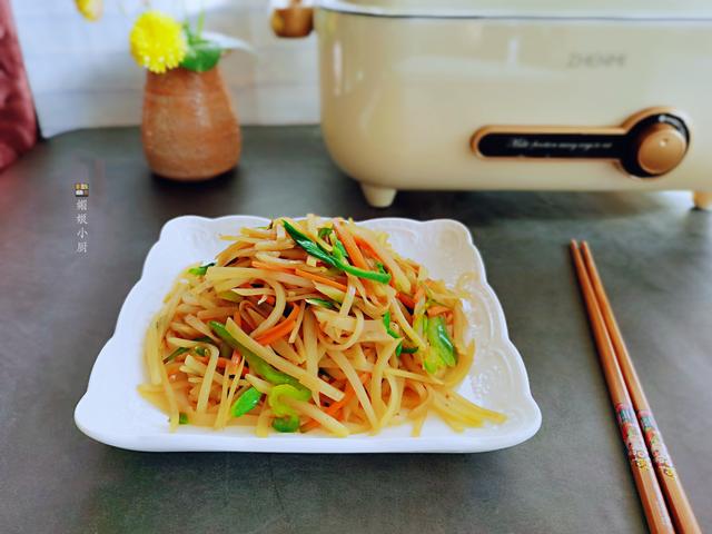 炒土豆丝别直接下锅，先加醋还是后加醋有讲究，土豆丝出锅才脆爽
