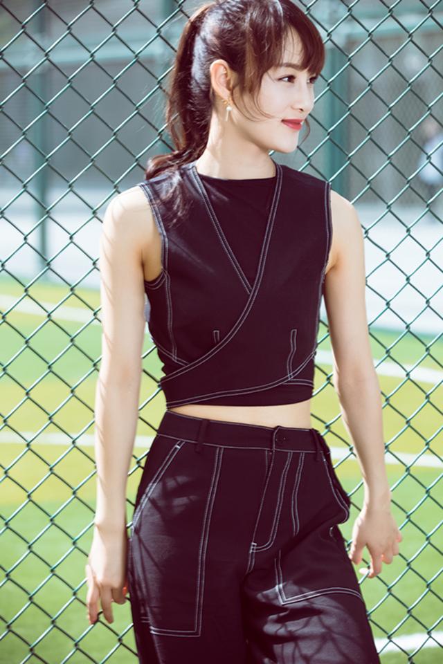 最时尚赵圆瑗真是别出心裁，红色印花运动外套配牛仔裤，时髦洋气又减龄