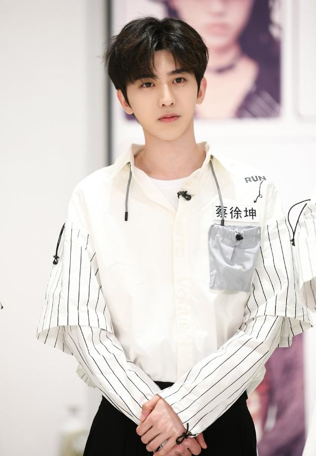 苞米地蒙面侠|蔡徐坤能走红不是没有道理的,还在染绿发的黄子韬真应该学学