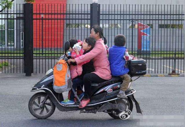 #超级宝妈#“禁摩限电”一辆电动车只能带1名儿童，宝妈：2娃上学怎么办？