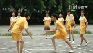 新民晚报|在追这部国产悬疑剧的人，最近都不敢爬山和拍照了