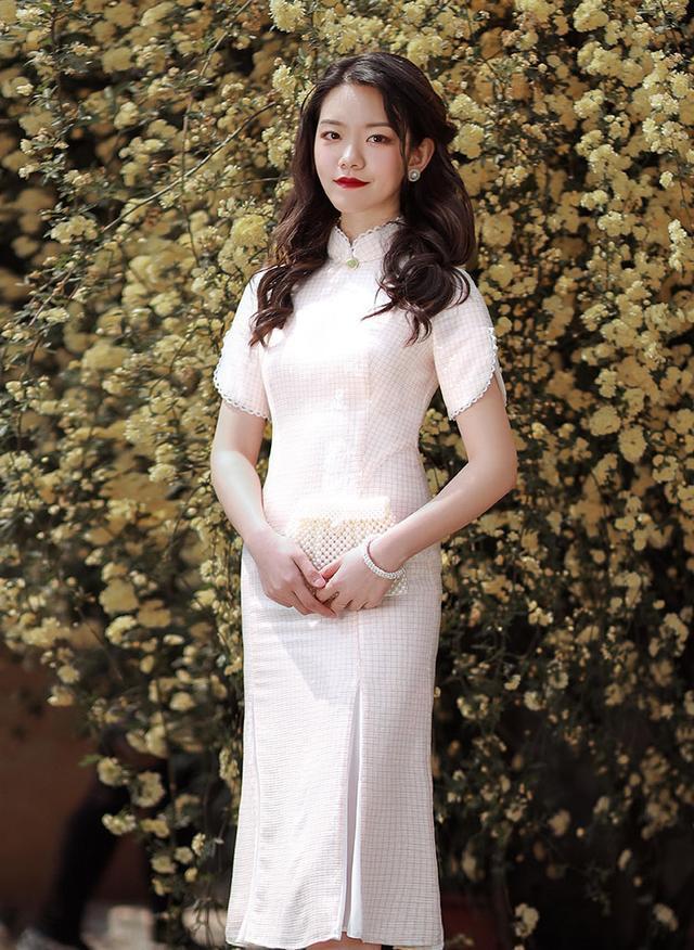 最时尚旗袍居然变得这么时髦，30岁女人穿刚刚好，优雅又显瘦