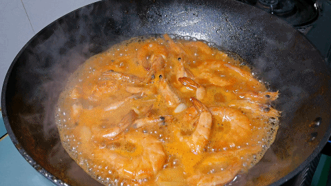 大虾不要只水煮，家常版油焖大虾，做法超简单，虾壳都舍不得剩