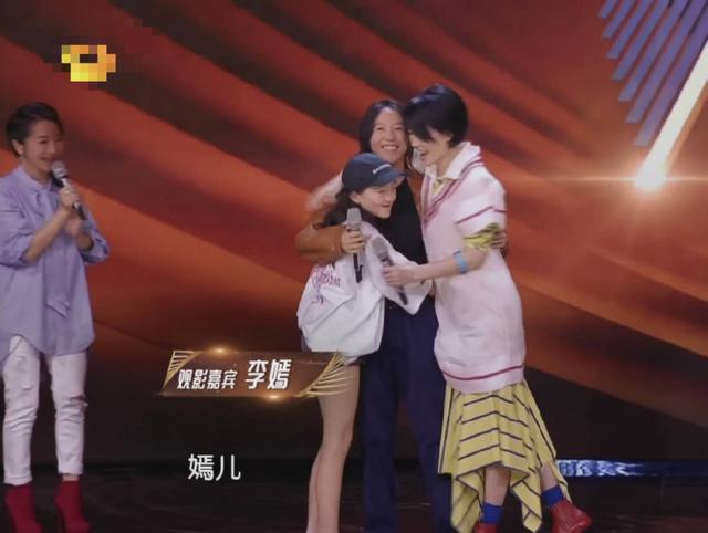 王菲庆李嫣14岁生日,母女同框似姐妹,李嫣竟用妈妈表情包手机壳|电影工厂