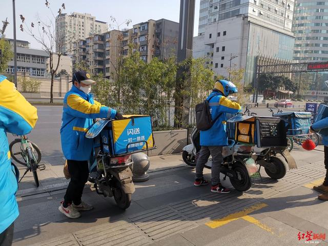 红星新闻▲闪送进军外卖、外卖小哥到超市闪购，一场跨界悄然上演