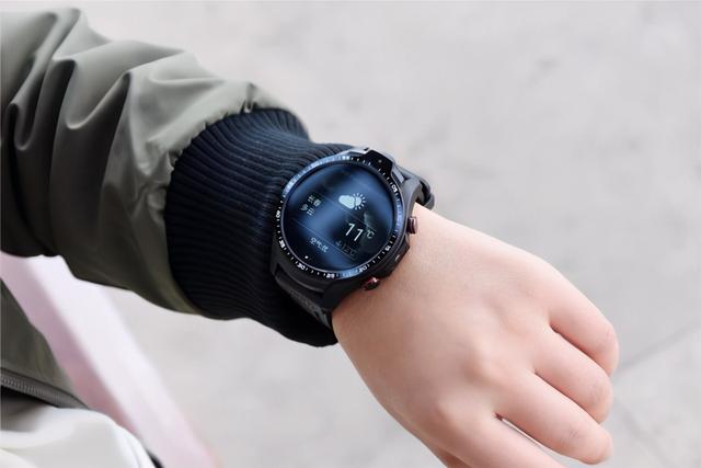 支持语音通话，能安装APP，双向拍照，Jeep智能运动手表