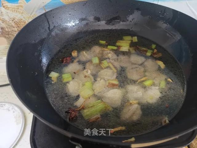 家庭版爆炒鸡胗的做法来了！鸡胗又脆又爽口，特别有嚼劲，超下饭哟