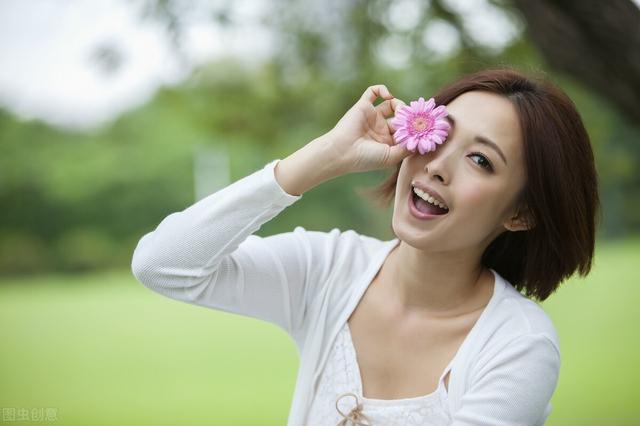 双方交谈时，对方眼神发亮，是友好还是略带阴险？