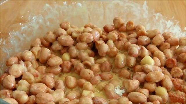 花生米加2个鸡蛋，没想到这么好吃，外酥里脆，当零食下酒都可以