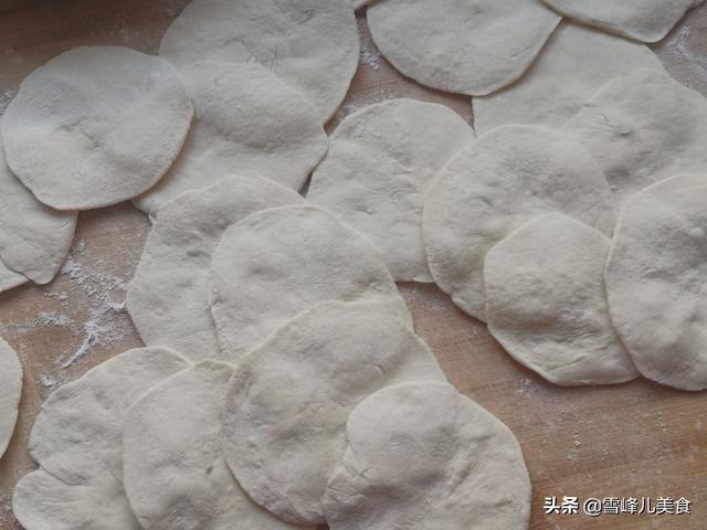 利津水煎包难怪驰名，原来真的是太好吃了，自己做馅大多汁，鲜香