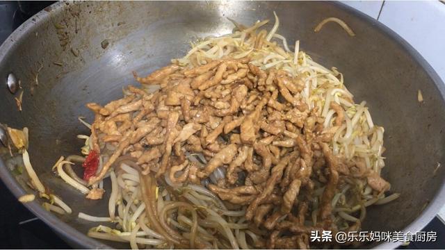 饭店的豆芽炒肉为啥那么好吃，这2步很关键，肉质不柴吃着香