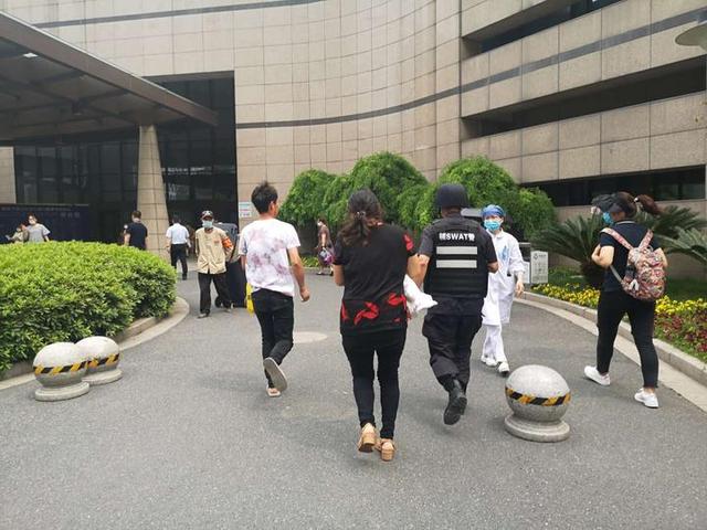 超级宝妈|?15天大的宝宝喝奶窒息被困车流中！一场生命接力开始了