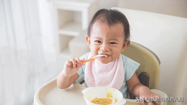 「超级宝妈」12岁小学生还喝4次“母乳”，睡前还要叼着睡，妈妈：不给就闹